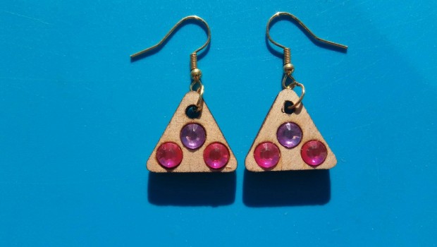 Lila rzsaszn strassz kvekkel dsztett flbeval. Karcsonyra