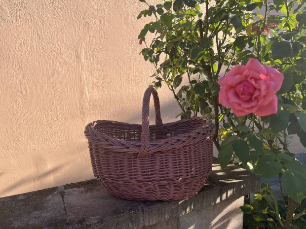 Lila színű fonott kosár eladó Debrecenben