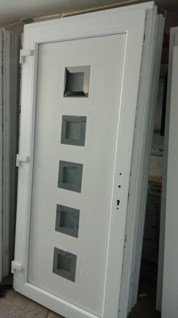 Linz Inox műanyag bejárati ajtó 98x208 cm méretben Győrben raktárról