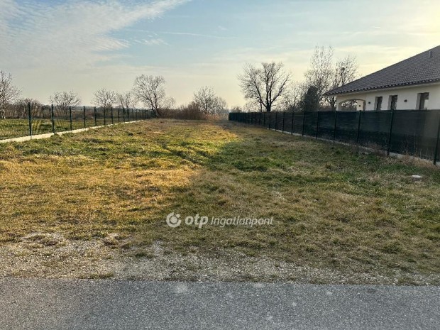 Lip�ti elad� 1002 nm-es telek