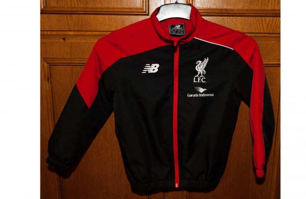 Liverpool eredeti Newbalance gyerek fekete pulóver/dzseki (122)