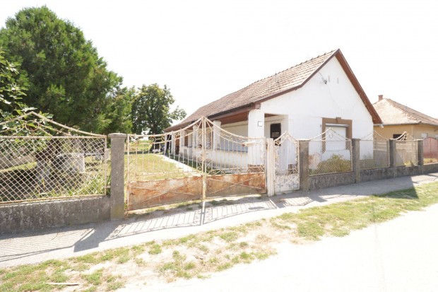 L�r�ven 3 szob�s, �sszk�zm�ves h�z elad�