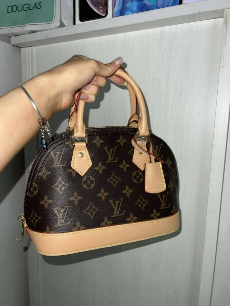 Louis Vuitton alma bb táska