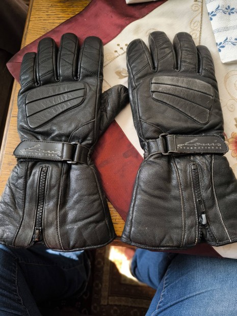 Louis b�r motoros keszty� nagy k�zre 