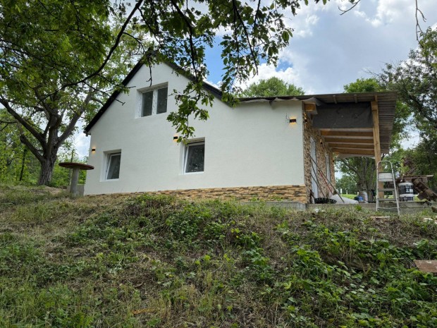 Lovasberény Szőlőhegyen panorámás nyaraló/ház eladó!