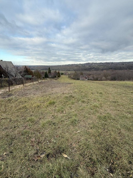 Lovasber�nyben elad� panor�m�s z�rtkert!