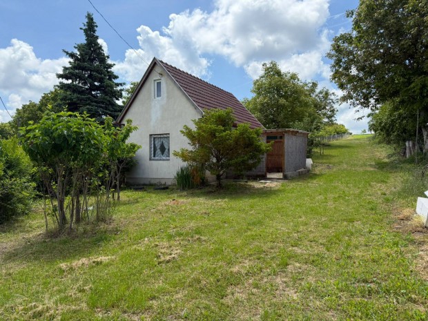 Lovasberényben eladó présház, nyaraló! Panorámás telekkel!