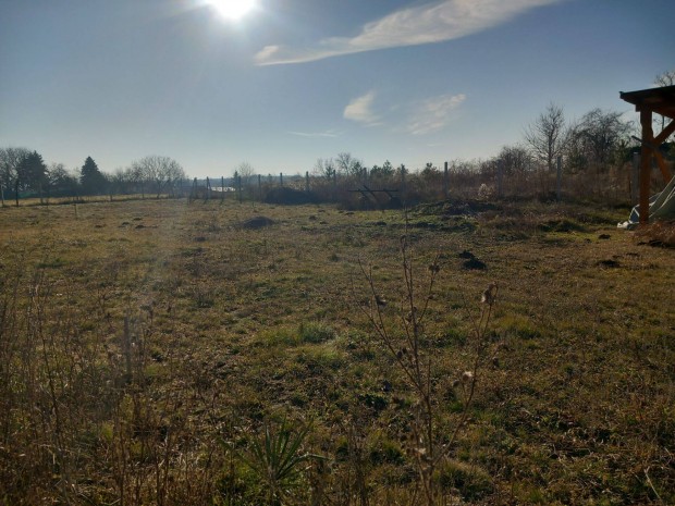 Lovasber�nyben elad� telek, v�zzel, villannyal, beker�tve!