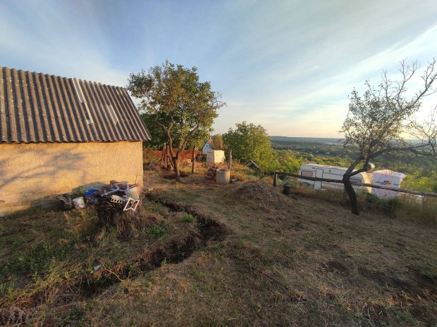 Lovasbernyben panorms zrtkert hzzal elad!