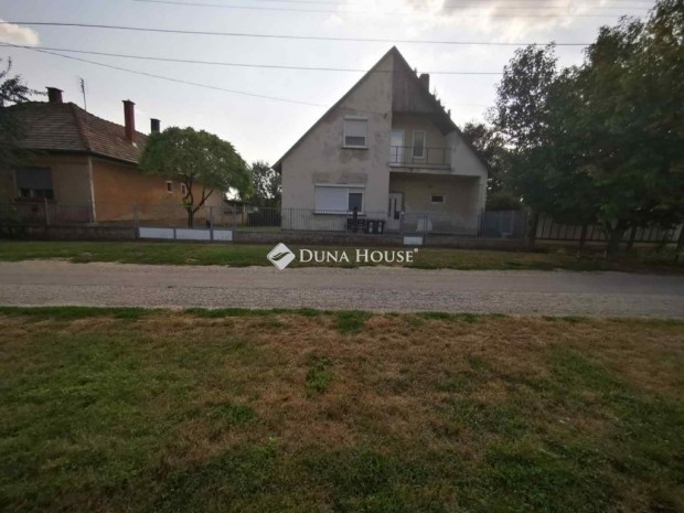 Lovasber�nyi elad� 179 nm-es h�z