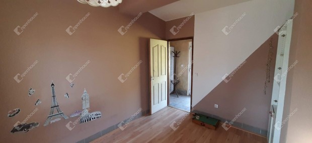 Lov�szi elad� csal�dih�z