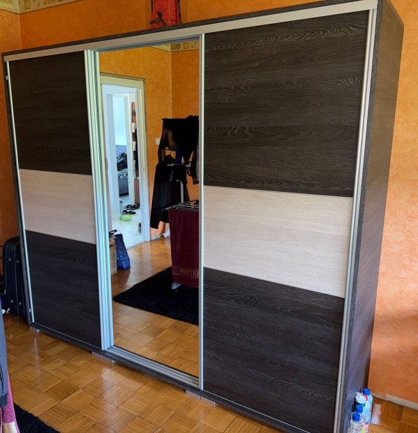 Lux 240cm-es tükrös tolóajtós gardróbszekrény áron alul eladó!