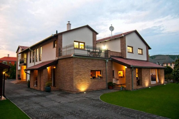 Luxus ingatlan 200 m-re a Balatontól RÁD VÁR!