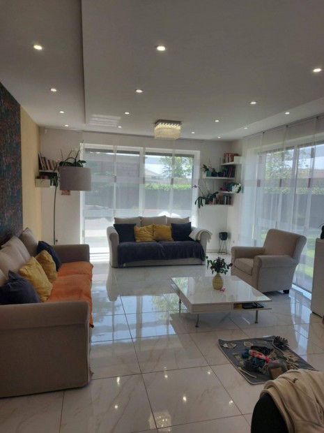 Luxus kivitelez�s� k�tszintes csal�di h�z a J�zsaligetben elad�!