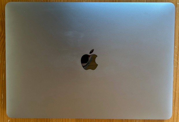 M1 Macbook Air 8GB RAM 256GB SSD asztroszürke