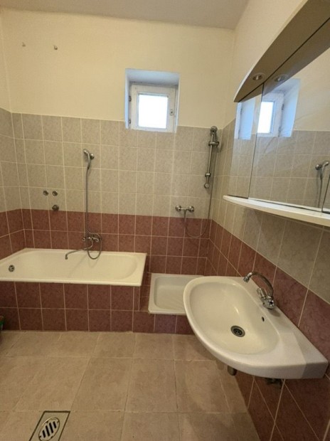 MAGYEREGRESI J� �LLAPOT� CSAL�DI H�Z