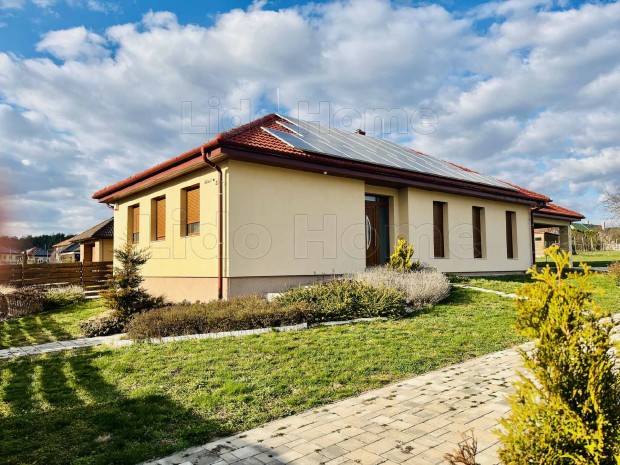 M�RK� R�zsadombj�n csal�di h�z Elad�!