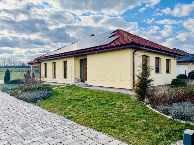 M�RK� R�zsadombj�n csal�di h�z Elad�!