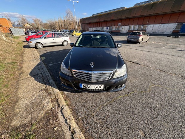 MB C200 elad�