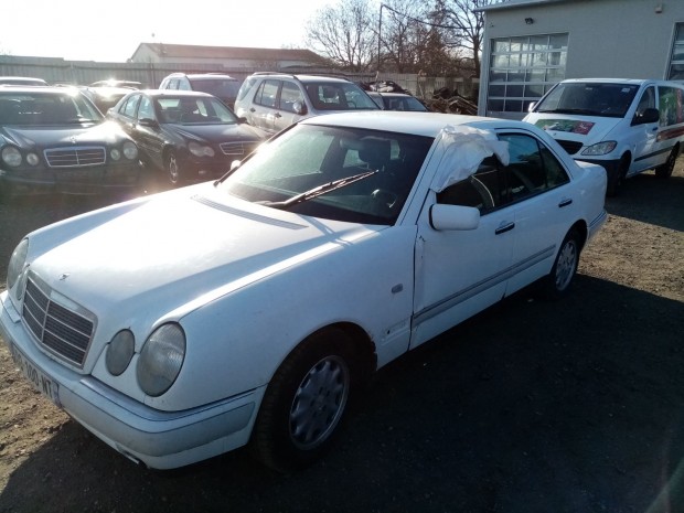 MERCEDES E W210 220 D BAL K, AUTOM elad