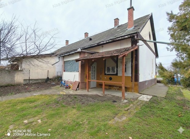 MEZ�HEGYES k�zponti r�sz�n csal�di h�z elad�!