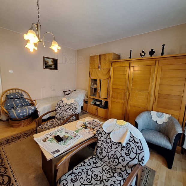 MEZ�KOM�ROMBAN a Si� szomsz�ds�g�ban csal�di h�z, nagy kerttel ELAD�!