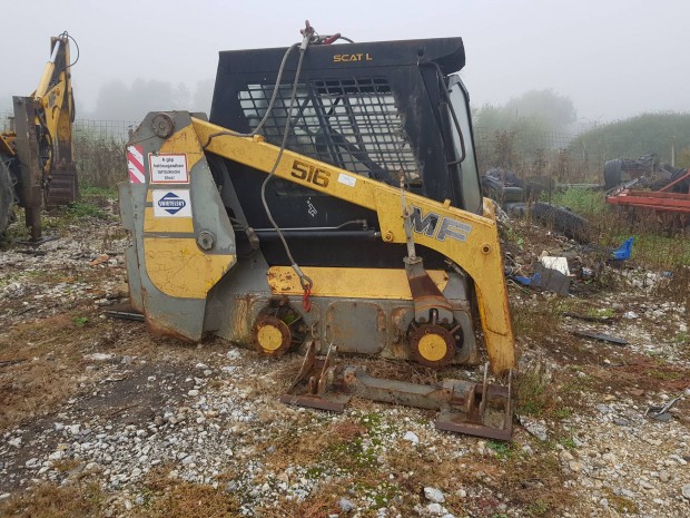 MF 516 Bobcat darabokban