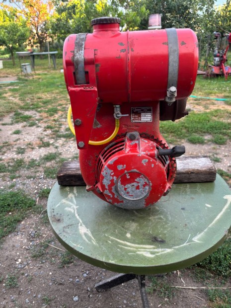 MF-70 Kétütemű motor teljesen feljavitva eladó!