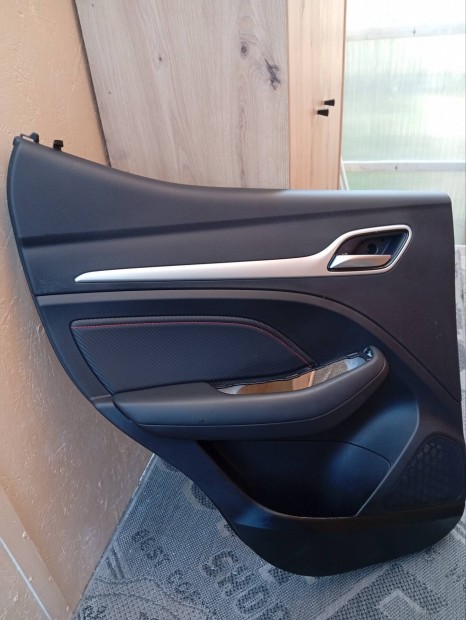 MG ZS-2021-2024-Bal h�ts� ajt�k�rpit