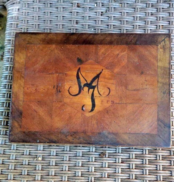 MJ.intarziás monogrammos leveles ládika fa doboz
