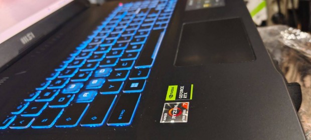 MSI Gamer laptop 17 col R7 Rtx4060 8gb 16gb ram 1TB SSD