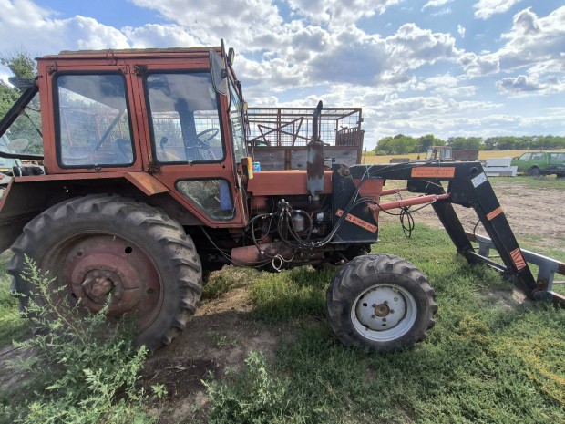 MTZ 550,552 homlokrakod� csere is