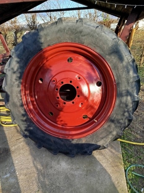 MTZ 80-as felni gumival. 15.5 R38 .