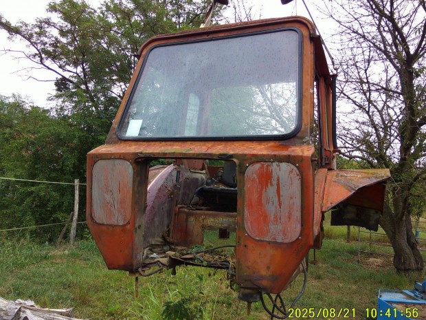 MTZ 80-ra kisfűlke motorháztető-műszerfal,egyben olcsón