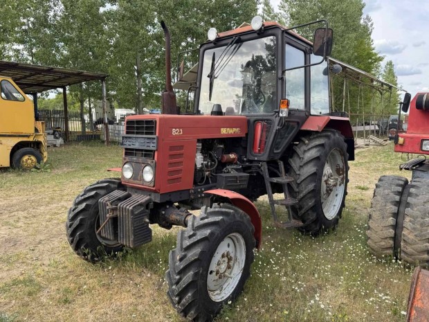 MTZ 820 típusú traktor rendszámmal