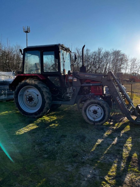 MTZ 820 traktor homlokrakodval