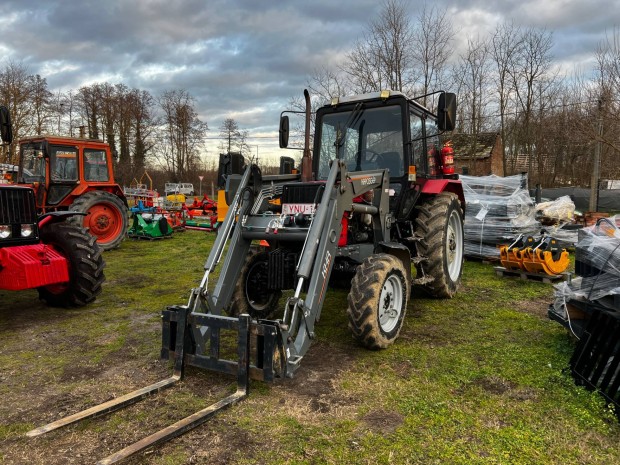 MTZ 820 traktor homlokrakodval