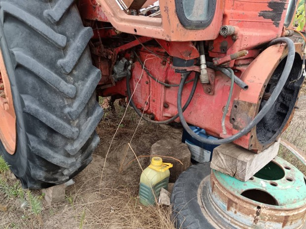 MTZ 82 traktor hinyos llapotban, alkatrsz, piros rendszmmal 