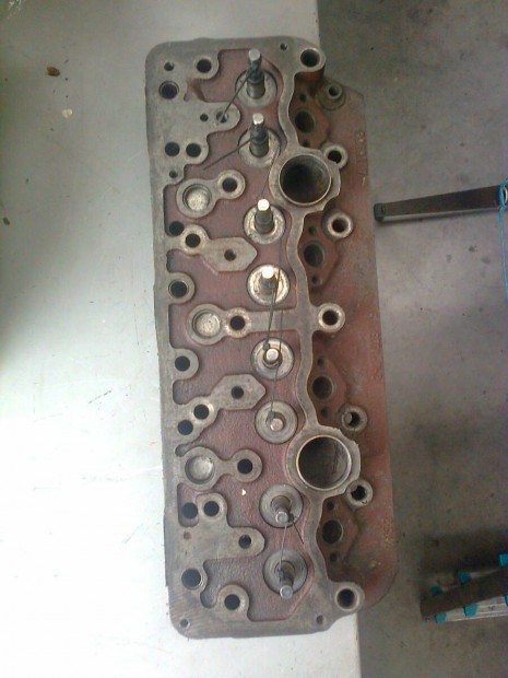 MTZ fel�j�tott hengerfej