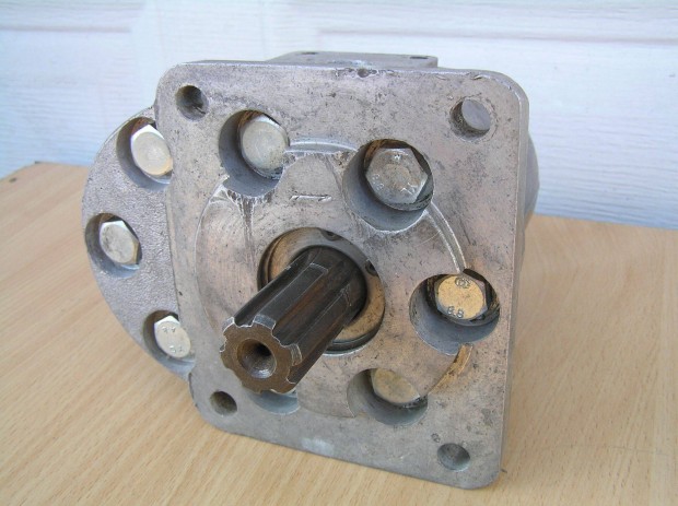 MTZ korm�ny szivatty� 6 bord�s