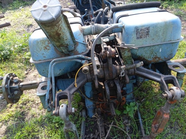 MTZ traktor komplett hátulja kevés üzemóra