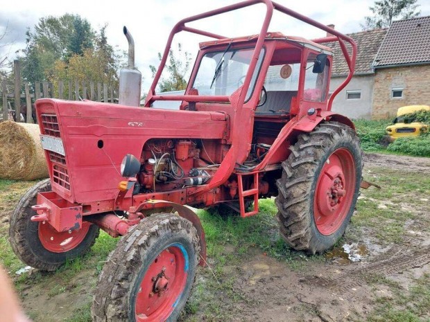 MTZ traktor paprokkal elad