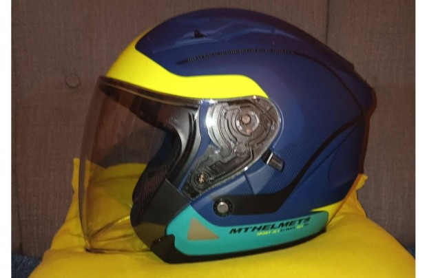 MT Helmets Avenue M-es bukósisak - Nyitott, napszemüveggel
