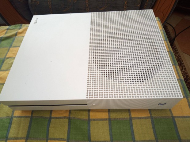 M-41. Xbox One S 1 Tb Gp + Tartozkok + 77 Db Cscs Ajndk Eredeti