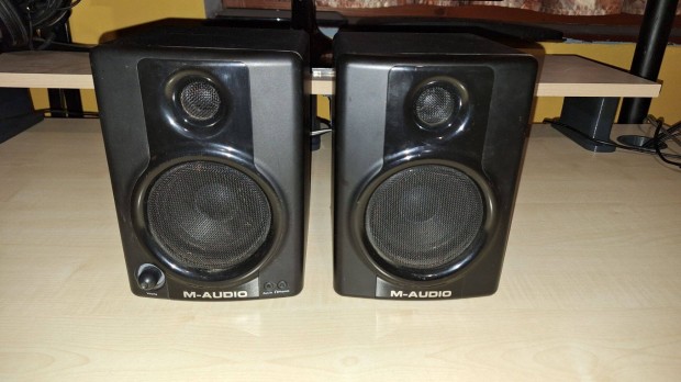 M-Audio AV 30 aktív stúdió monitor hangfal pár