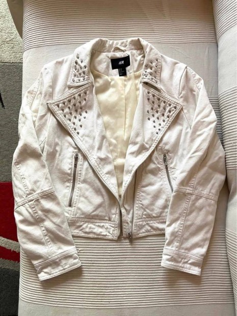 M/L Feher, szegecses farmerdzseki, vekony motorosdzseki