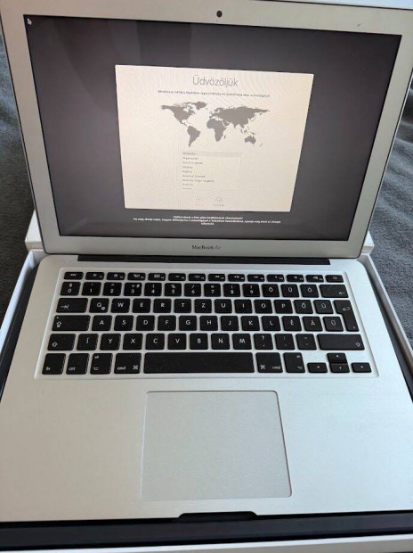 Macbook Air 13 2017, i5 1.8 GHz, 8 GB, HD Graphics 6000.Csere ON