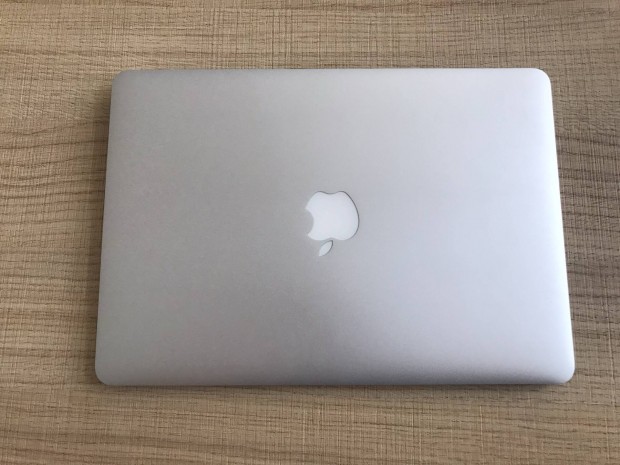 Macbook Air 2017 '13 inch, 128GB, 323 ciklus az akksiban!