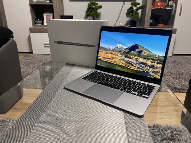 Macbook Air 2020 Retina Apple M1 Chip 8 GB 256 SSD + Szmla