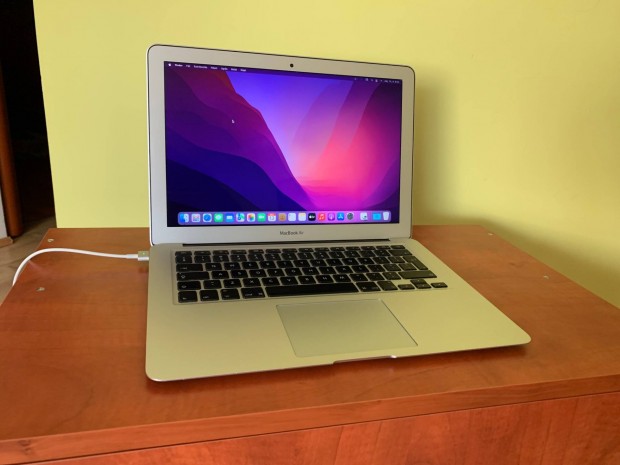 Macbook Air 8 GB RAM, 128 GB SSD + Tartozékok